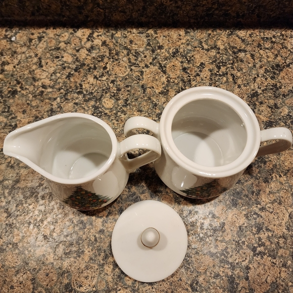 Mount Clemens Pottery Christmas Tree Creamer & Sugar Set - Picture 4 of 7